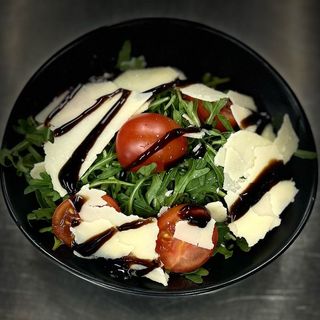 Salata de rucola, rosii cherry, parmezan