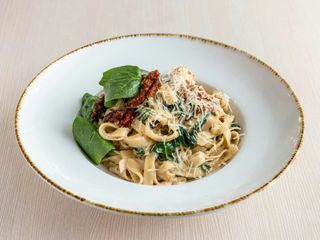 Tagliatelle z kurczakiem, szpinakiem i suszonymi pomidorami