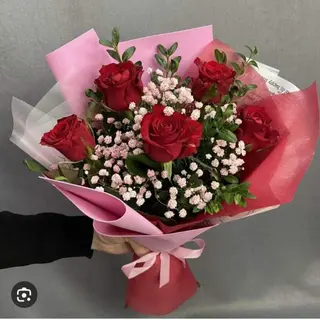 წითელი ვარდების თაიგული