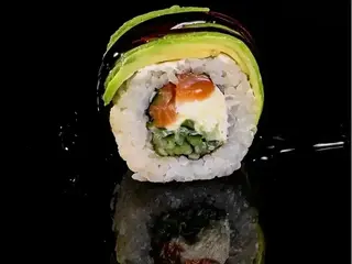 Awokado roll z łososiem 8 szt. (300g)