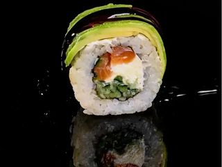 Awokado roll z łososiem (300g)