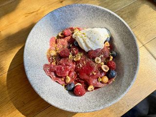 Вареники з вишнею, полуничним кюлі та горішками (305г)