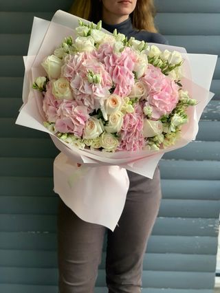 Букет квітів з піоновидних троянд та гортензій