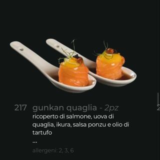 Gunkan salmone uova quaglia 