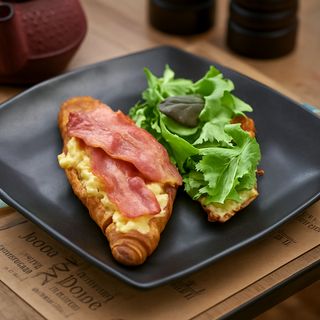 Croissant cu scrob si becon