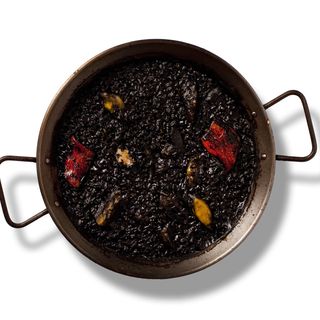 Arroz Negro de Elche con Calamarcitos y Alcachofa