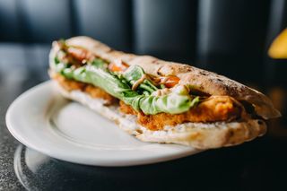 Sendvič sa pohovanim belim mesom