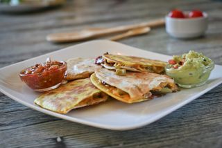 Кесадия с дърпано свинско месо (300гр)