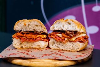 Spianata piccante, scamorza, crema di patate arrosto e guanciale