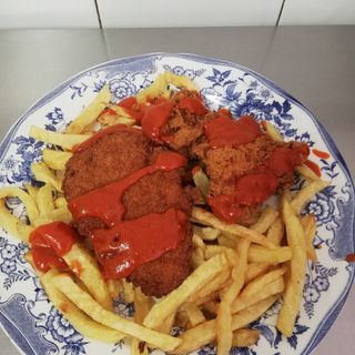 Platos por dia. Pollo kentuki con salsa barbacoa casera y guarnición.