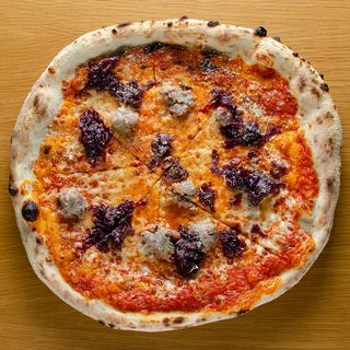 Пица Салсиче и карамелизиран лук