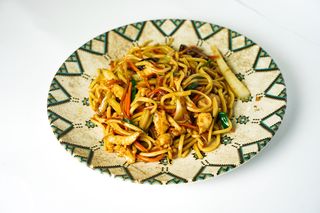 Жареная лапша по-китайски с курицей