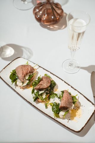 Bruschete cu mușchi de vită marinat, spanac și gorgonzola