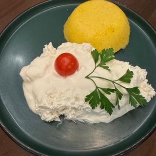 Mămăligă cu brânză și smântână