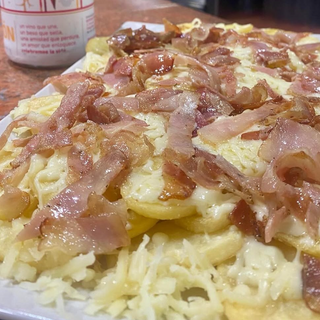 Patatas con bacon y queso fundido