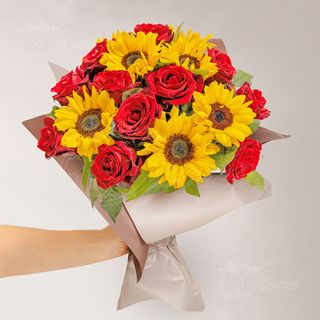 Mazzo di rose rosse e girasoli