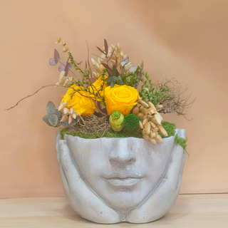 Maceta Cara En Concreto Con Rosas Amarillas