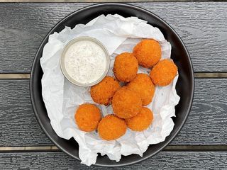 Кульки з батату, моцарелою та трюфельним соусом