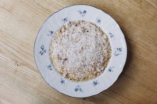 Манна каша на кокосовому молоці зі свіжим кокосом та кокосовою карамеллю 