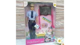 Кукла Кен учитель с дочкой