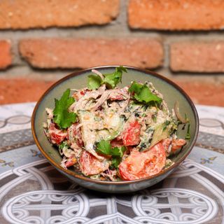 კიტრი პომიდვრის სალათი ნიგვზის საკმაზით