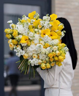 Golden Sunrise - Buchet premium galben si alb cu cale si mini trandafiri