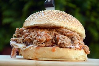 Pulled pork burger + krumpirići