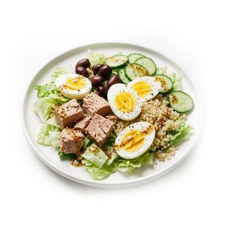 Салата с риба тон, киноа и яйце 340г