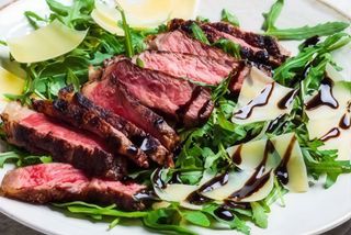 Tagliata di manzo con rucola e grana