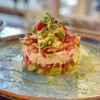 Milhoja de aguacate, tomate, ventresca y mayo andaluza