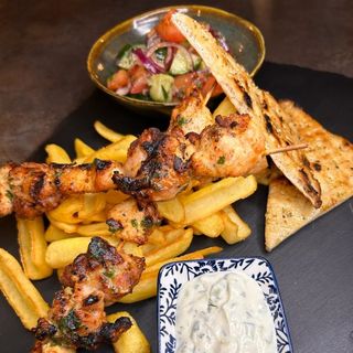 Frigaruie greceasca cu sos tzatziki, cartofi cu oregano, salata 500g