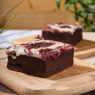 Домашно шоколадово брауни с малини и бял шоколад