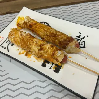 Spiedino di wurstel ''wang wang'' con salsa poco piccante - 1 pezzo