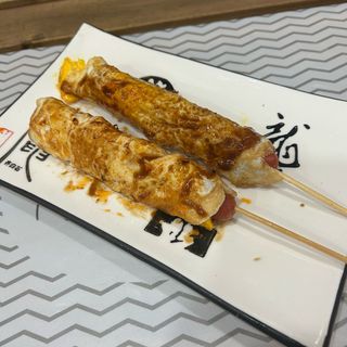 Spiedino di wurstel ''wang wang'' con salsa poco piccante - 1 pezzo
