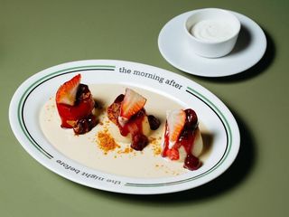 Syrniki z sosem anglaise, wiśniami