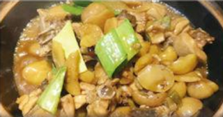 Pollo e castagno in pentola terracotta