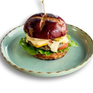 Бургер з яловичою котлетою з чеддером 