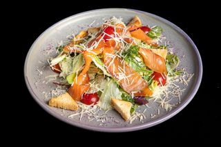 Salată Caesar cu somon somon sărat