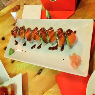 Uramaki Salmón Con Aguacate (4 Pzs.)