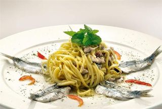 Tagliolini in crema di alici fresche, briciole di pane al prezzemolo
