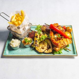 Miješano meso sa pomfritom