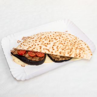 Piadina melanzane grigliate, pomodorini e scamorza