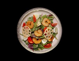 Салат з смаженими креветками