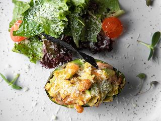 Авокадо запечене 



з креветками та лососем