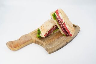 Sendvic sa junecom pecenicom