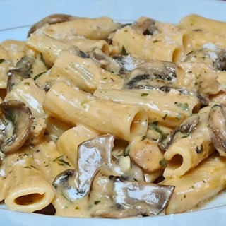 Rigatoni Alfredo con champiñones y pollo