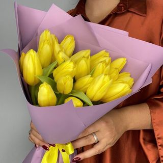 Букет із 25 жовтих тюльпанів