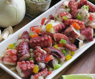 Pulpo cocido con ensalada