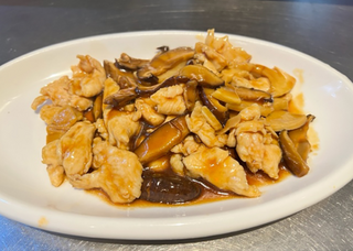 Pollo con bambù e funghi