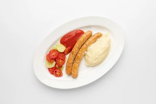 Куриные колбаски с картофельным пюре и домашним кетчупом